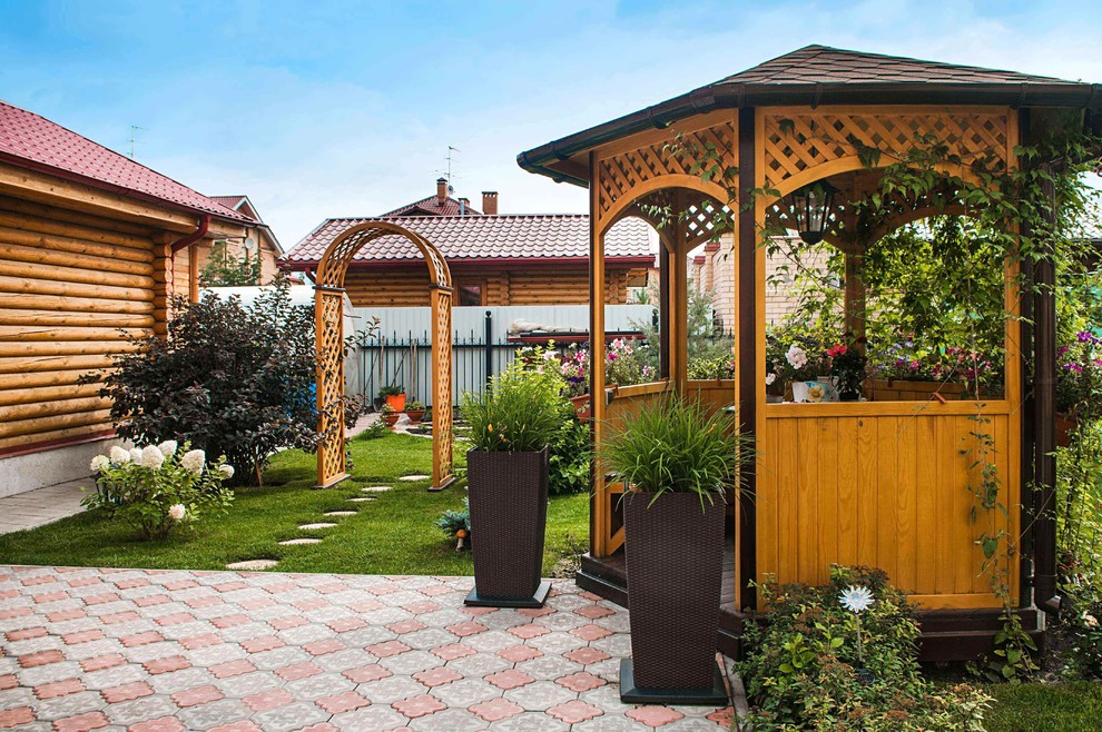 Esempio di un patio o portico tradizionale con un gazebo o capanno