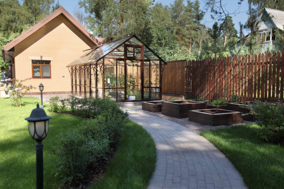 Diseño de patio actual de tamaño medio con huerto