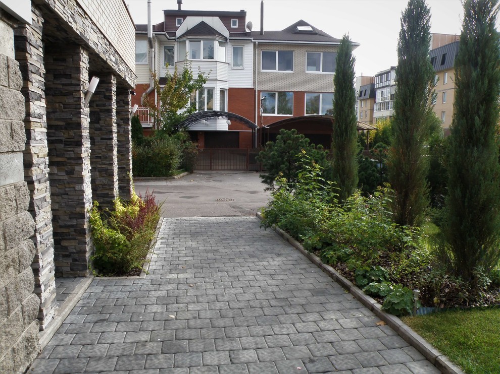 Inspiration for a small classic front patio in Saint Petersburg with concrete paving and no cover.
