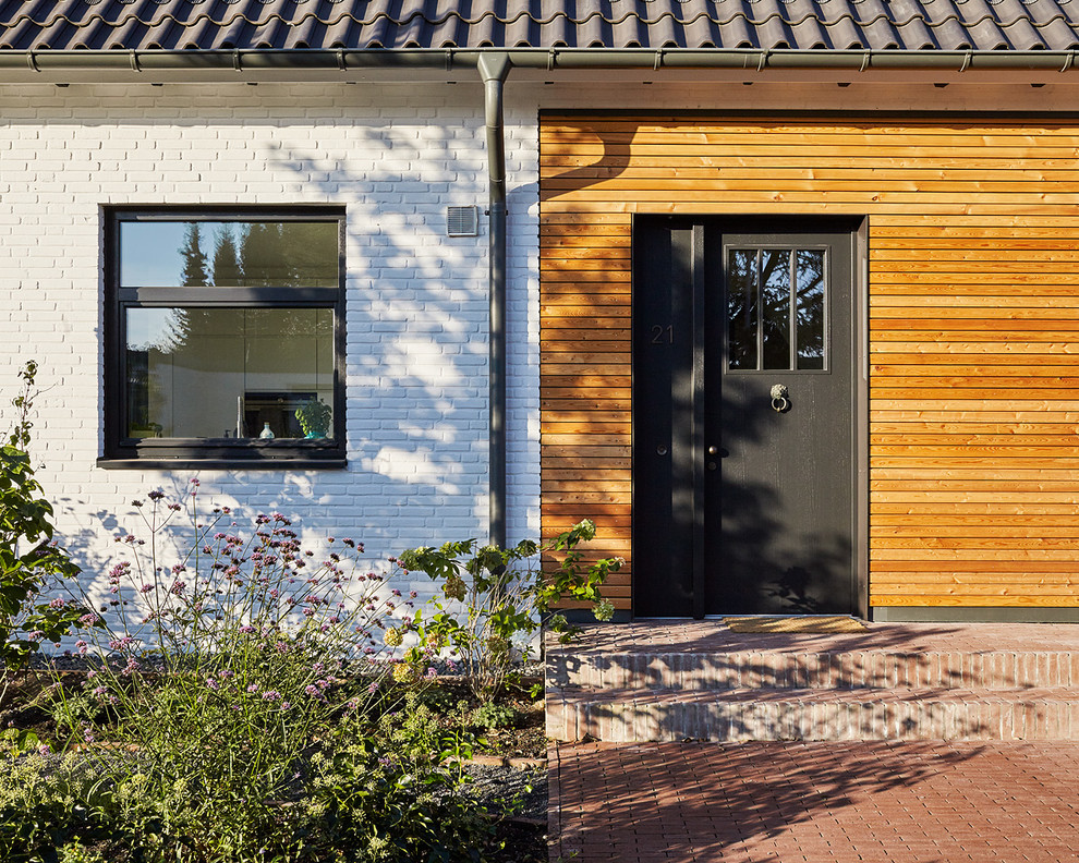 Mediterrane Haustür mit brauner Wandfarbe, Einzeltür und schwarzer Haustür in Düsseldorf