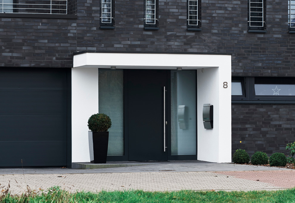 Ispirazione per una grande porta d'ingresso contemporanea con una porta singola e una porta grigia