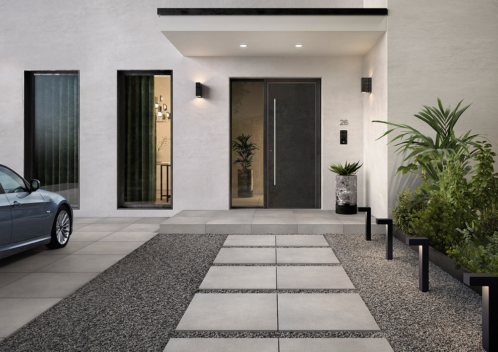 Cette photo montre une grande porte d'entrée tendance avec un mur beige, sol en béton ciré, une porte simple et une porte noire.