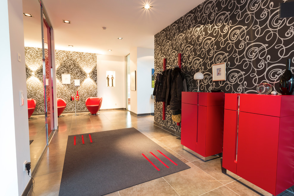Großes Modernes Foyer mit weißer Wandfarbe, Keramikboden und braunem Boden in Düsseldorf