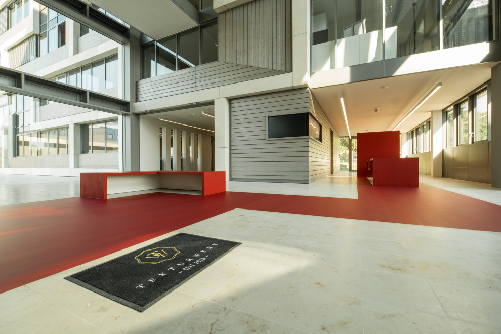 Modernes Foyer mit roter Wandfarbe und rotem Boden in Frankfurt am Main