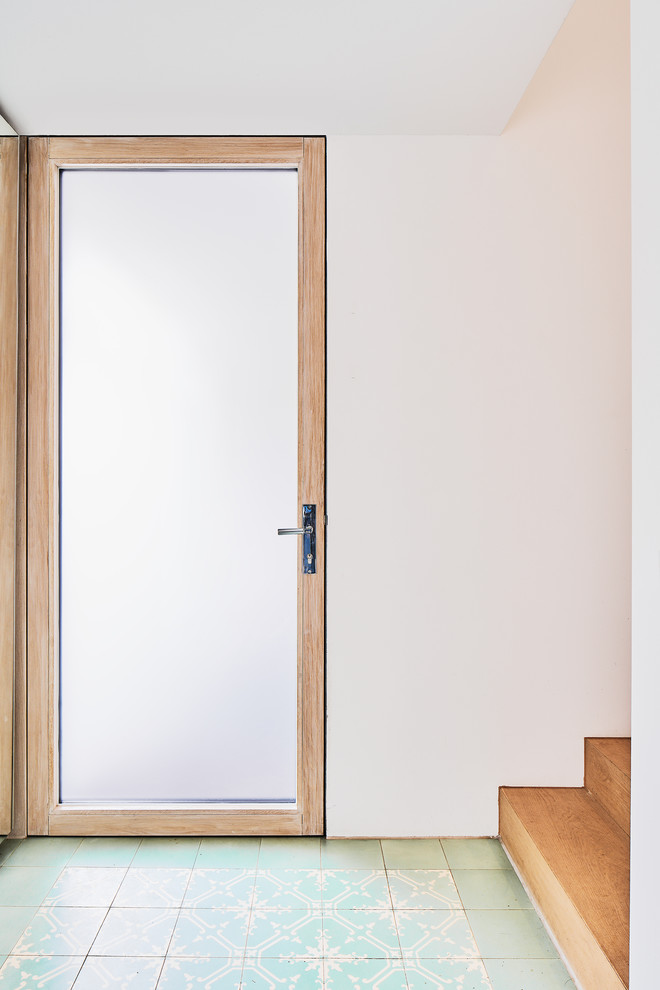 Moderne Haustür mit weißer Wandfarbe, Einzeltür, heller Holzhaustür und türkisem Boden in Frankfurt am Main
