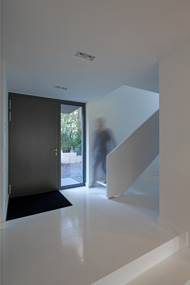 Mittelgroße Moderne Haustür mit weißer Wandfarbe, Einzeltür, schwarzer Haustür und weißem Boden in Düsseldorf