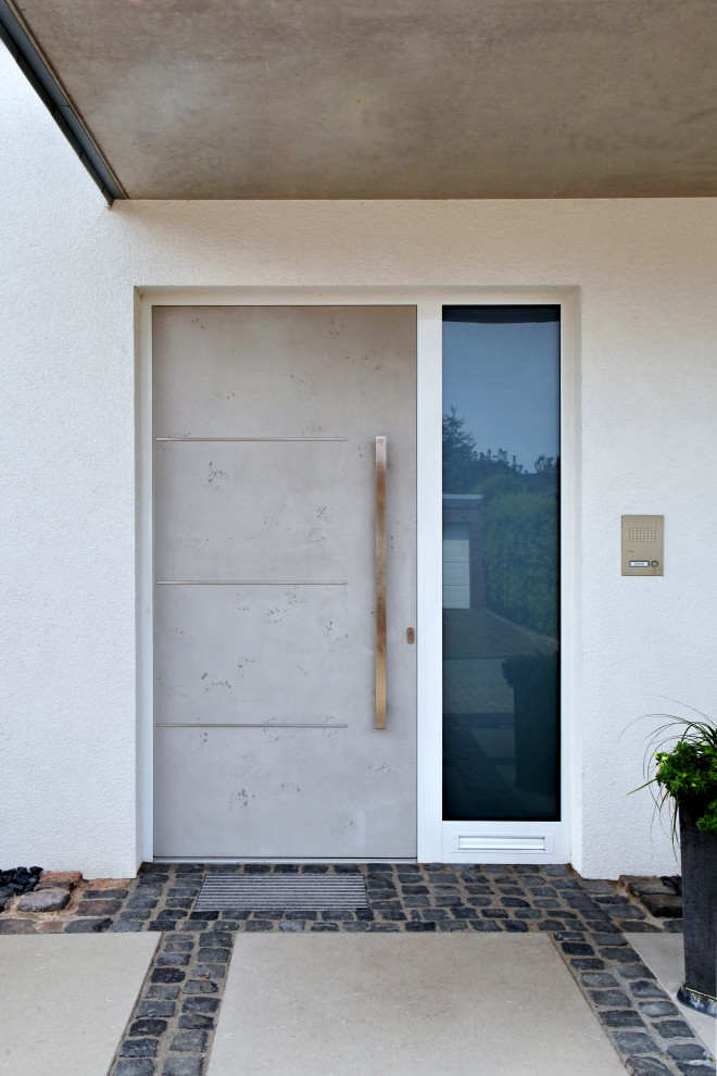 Imagen de puerta principal actual con puerta simple y puerta gris