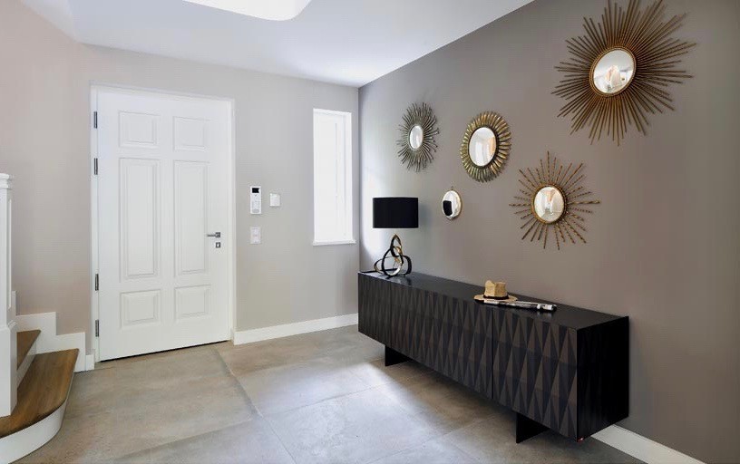 Идея дизайна: большая входная дверь в современном стиле с коричневыми стенами, одностворчатой входной дверью, белой входной дверью, гранитным полом и серым полом