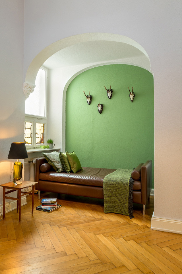 Großer Eklektischer Eingang mit grüner Wandfarbe, braunem Holzboden, Kassettendecke und Tapetenwänden in Berlin