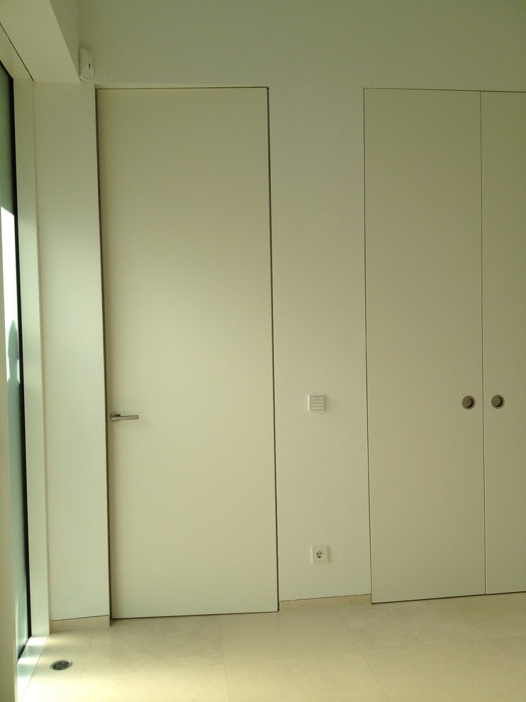На фото: огромное фойе в современном стиле с белыми стенами, мраморным полом, двустворчатой входной дверью, белой входной дверью и белым полом