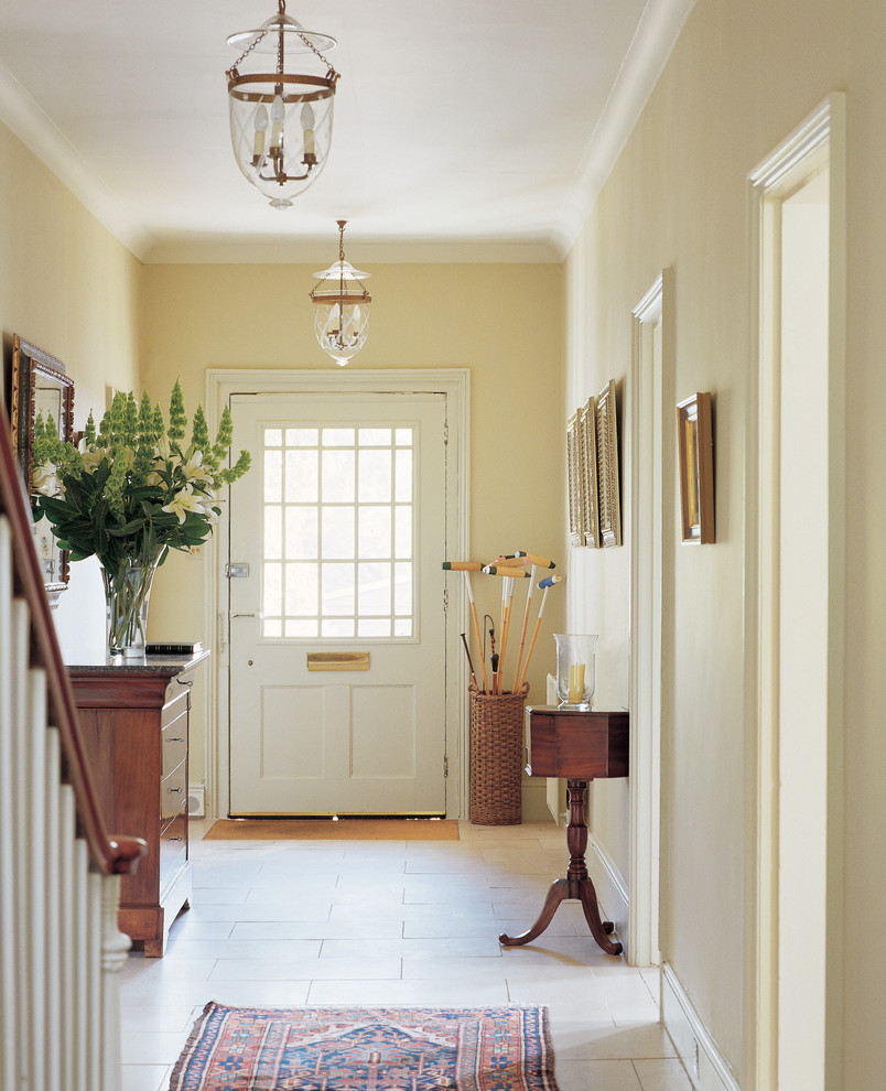 Источник вдохновения для домашнего уюта: входная дверь среднего размера в стиле кантри с одностворчатой входной дверью, белой входной дверью и желтыми стенами