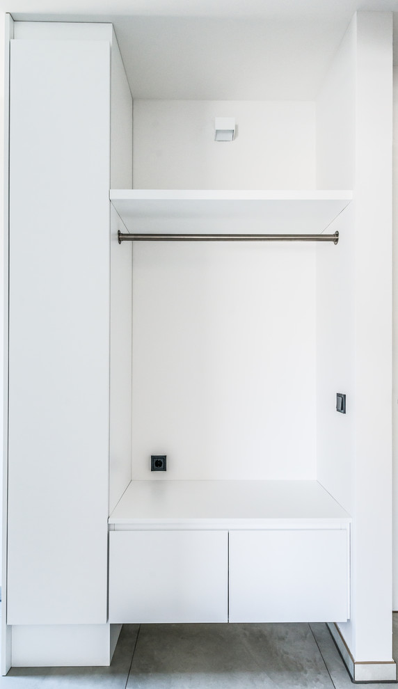 Imagen de distribuidor contemporáneo de tamaño medio con paredes blancas, suelo de baldosas de cerámica y puerta simple