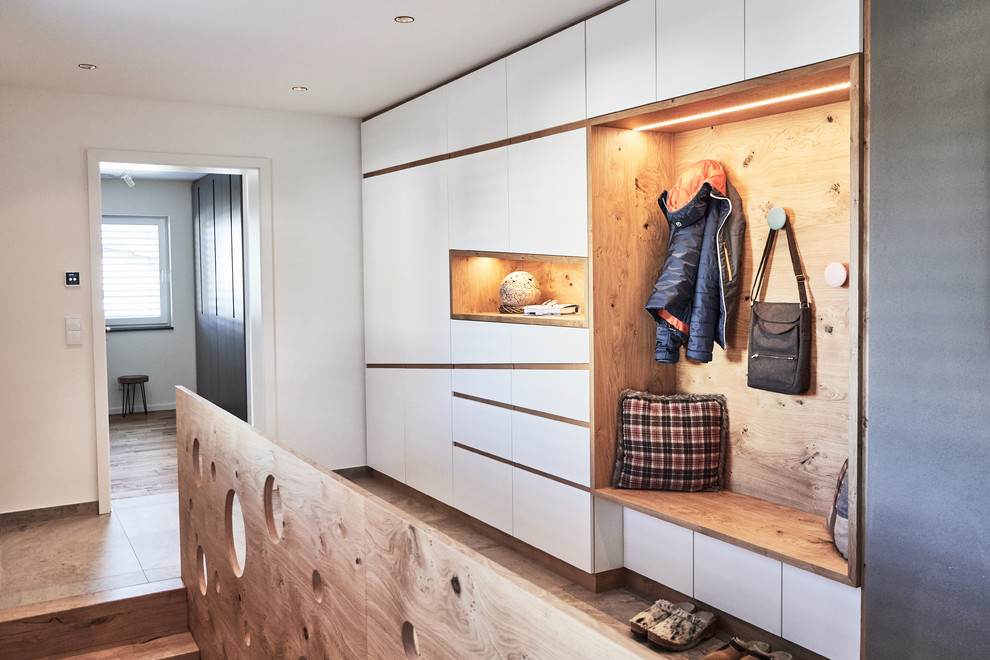 Источник вдохновения для домашнего уюта: фойе среднего размера в современном стиле с серыми стенами