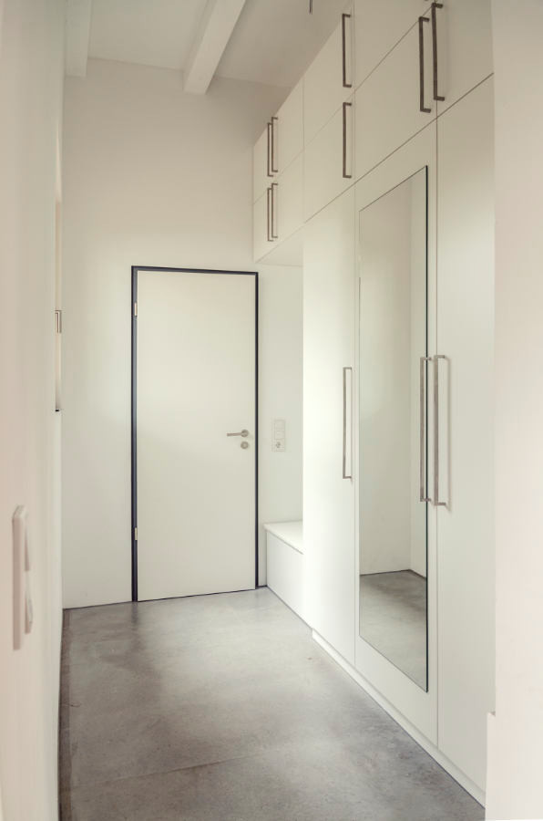 Exempel på en liten modern entré, med metallisk väggfärg och betonggolv