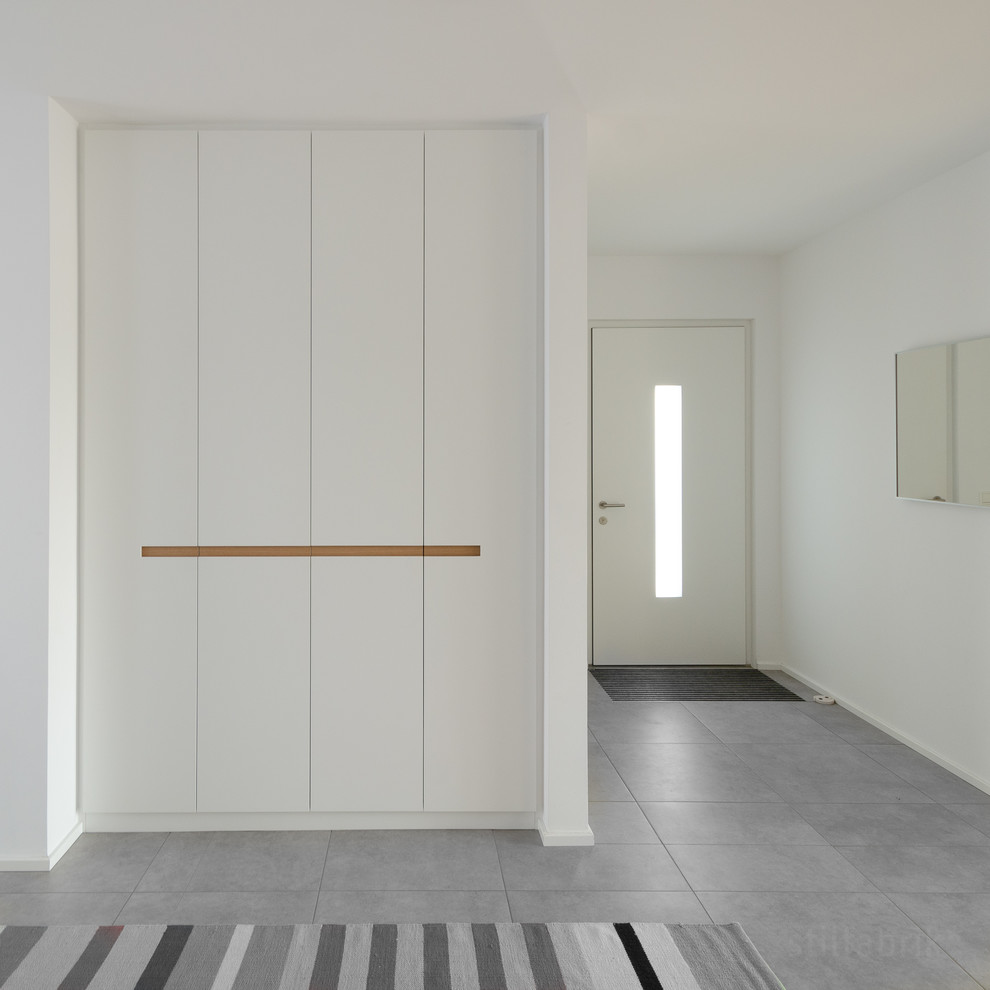 Mid-sized minimalist mudroom photo in Dusseldorf