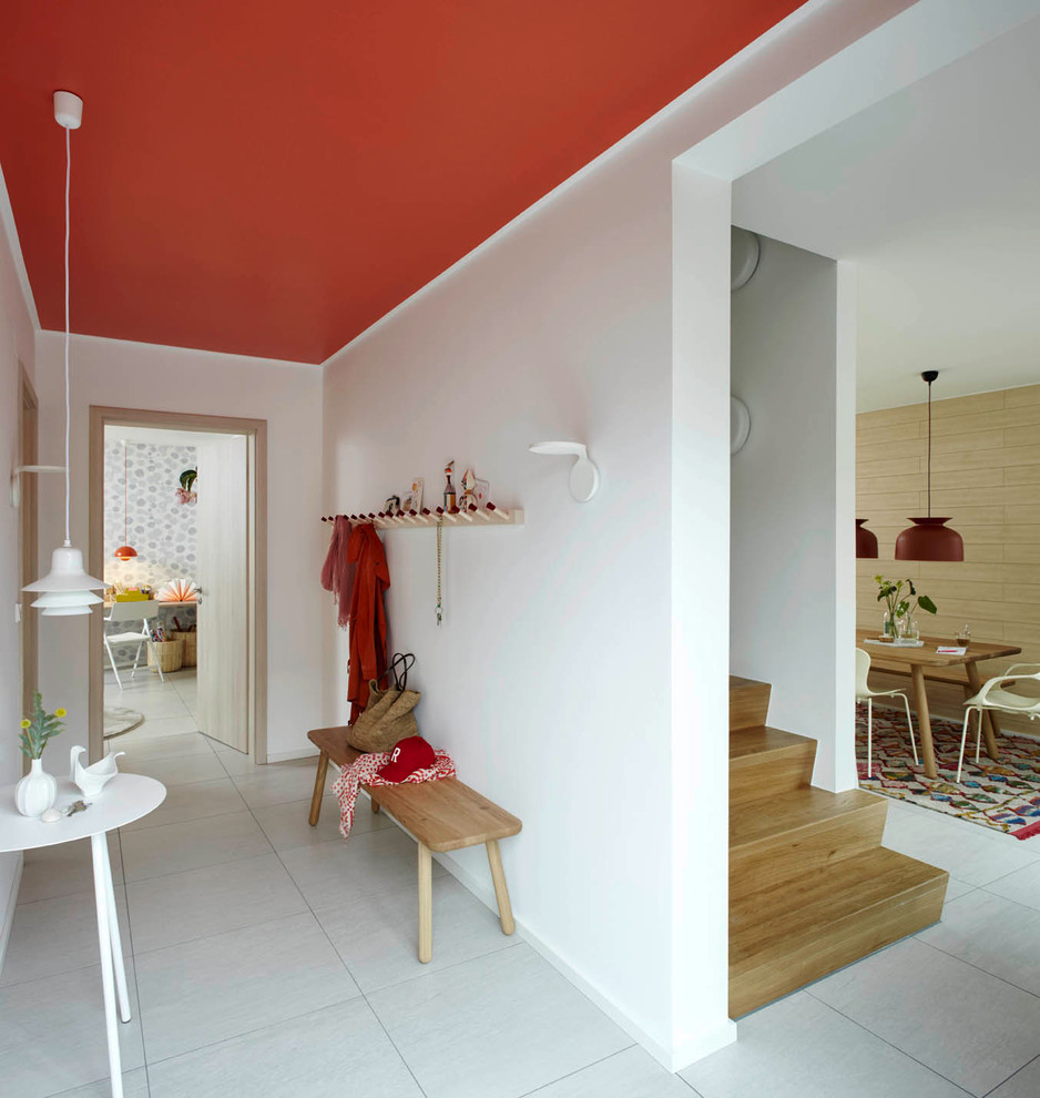 На фото: тамбур среднего размера в стиле ретро с белыми стенами и бетонным полом