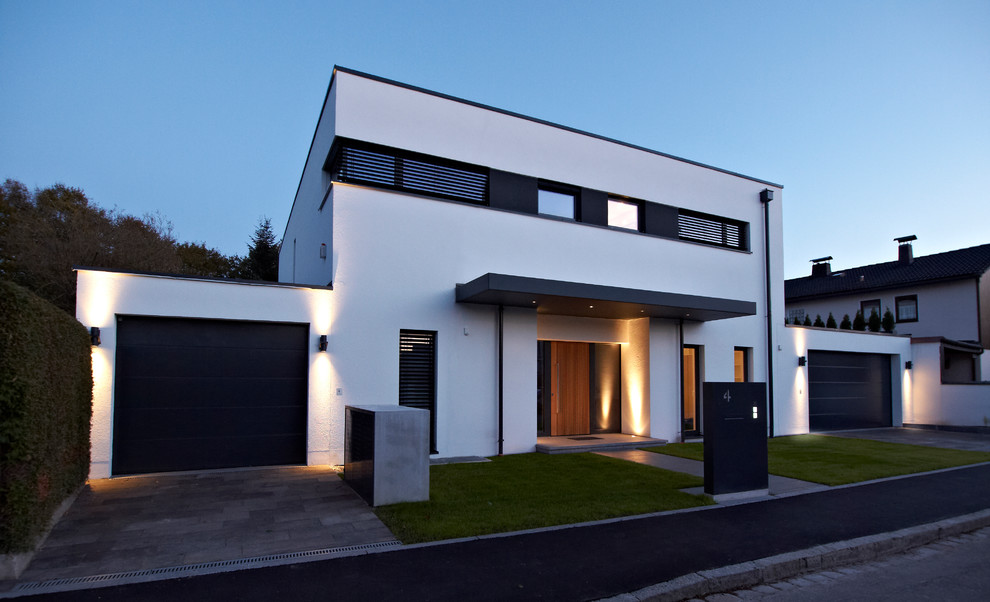 Moderne Haustür mit weißer Wandfarbe, Betonboden, Einzeltür und hellbrauner Holzhaustür in München
