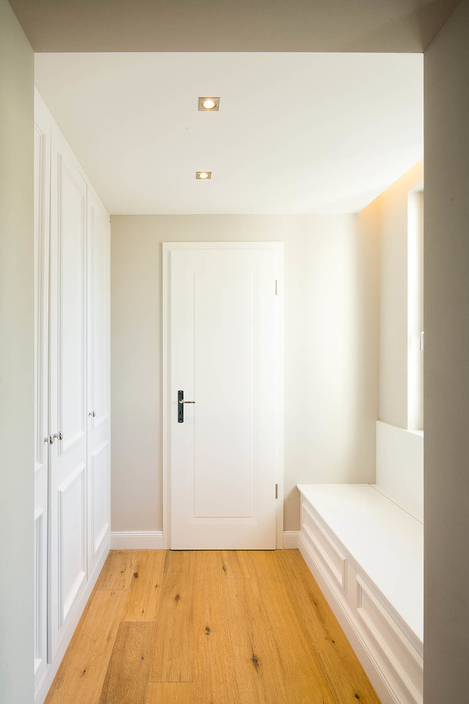 Свежая идея для дизайна: маленький тамбур в классическом стиле с бежевыми стенами, паркетным полом среднего тона, одностворчатой входной дверью и белой входной дверью для на участке и в саду - отличное фото интерьера