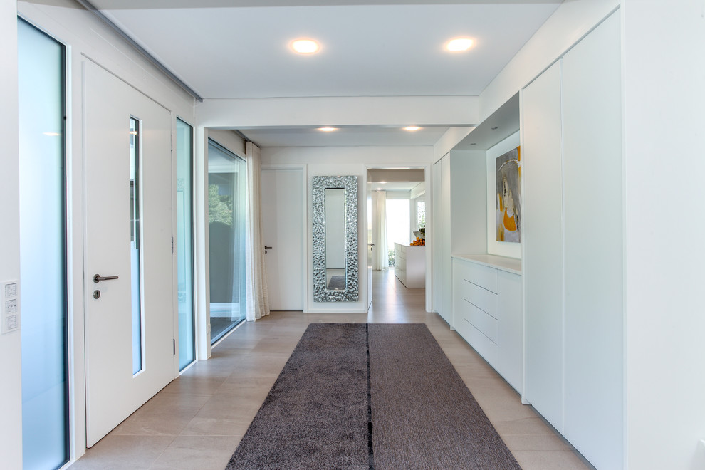 Großer Moderner Eingang mit weißer Wandfarbe, Keramikboden und beigem Boden in Sonstige