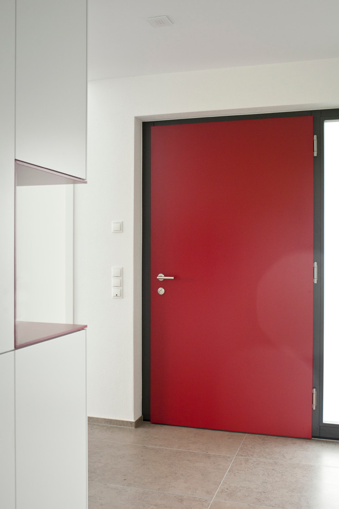 Große Moderne Haustür mit weißer Wandfarbe, Granitboden, Einzeltür und roter Haustür in Stuttgart