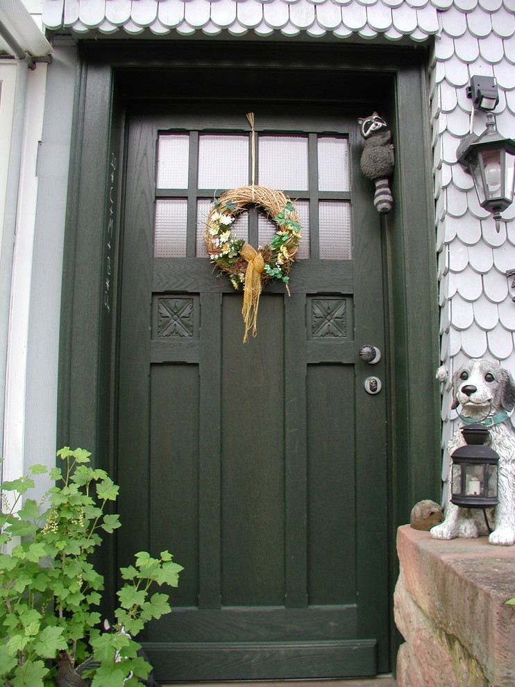 Landhausstil Eingang mit grauer Wandfarbe, gebeiztem Holzboden, Einzeltür, grüner Haustür und rosa Boden in Frankfurt am Main