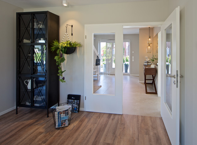 Heller Eingangsbereich mit zweiflügeligen Tür in den Essbereich