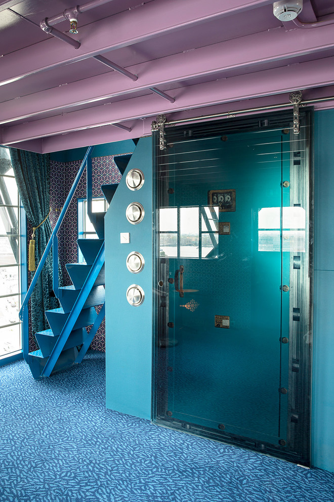 Foto på en eklektisk ingång och ytterdörr, med blå väggar, heltäckningsmatta, en enkeldörr och glasdörr