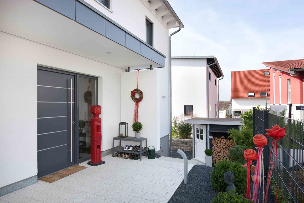Mittelgroße Moderne Haustür mit weißer Wandfarbe, Einzeltür, grauer Haustür und grauem Boden in Stuttgart