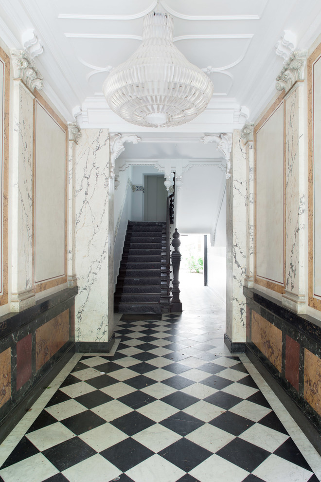 ベルリンにある小さなトラディショナルスタイルのおしゃれな玄関ホールの写真