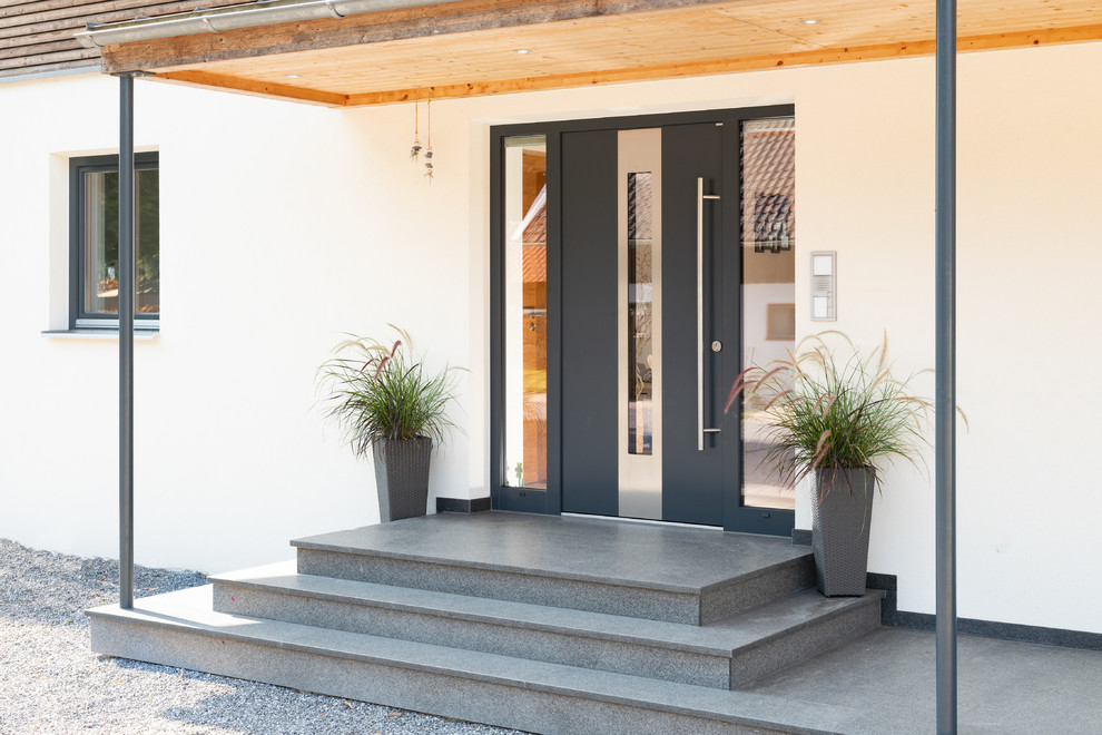 Идея дизайна: маленькая входная дверь в современном стиле с белыми стенами, гранитным полом, одностворчатой входной дверью, черной входной дверью и серым полом для на участке и в саду