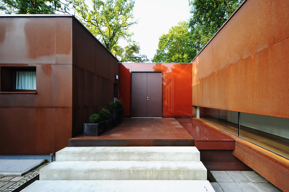 Idées déco pour une grande porte d'entrée contemporaine avec un mur rouge, une porte double et une porte rouge.