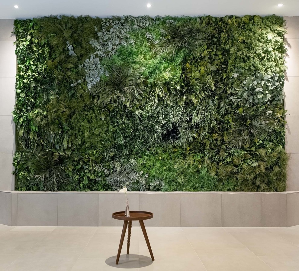 Geräumiges Modernes Foyer mit grüner Wandfarbe, Kalkstein und beigem Boden in München