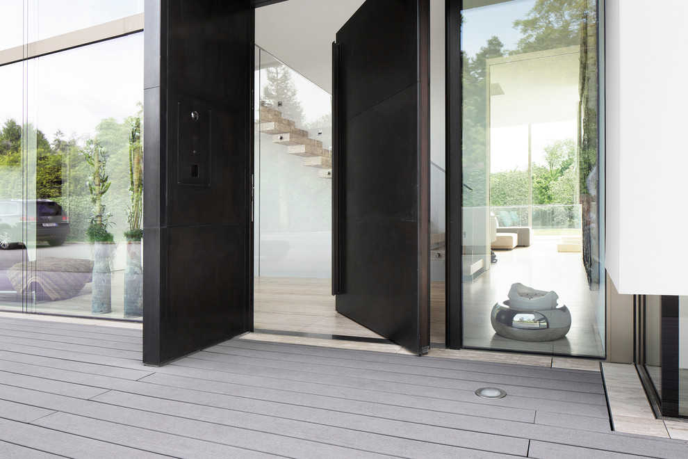 Geräumige Moderne Haustür mit Einzeltür, schwarzer Haustür und gebeiztem Holzboden in München