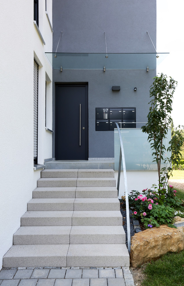 Foto de puerta principal actual de tamaño medio con suelo de granito, puerta simple, puerta negra y suelo gris