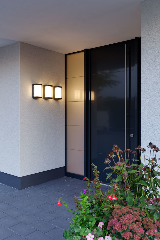 Mittelgroße Moderne Haustür mit Einzeltür, schwarzer Haustür, roter Wandfarbe und schwarzem Boden in Dortmund