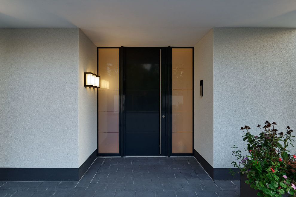 Mittelgroße Moderne Haustür mit Einzeltür, schwarzer Haustür, weißer Wandfarbe und schwarzem Boden in Dortmund