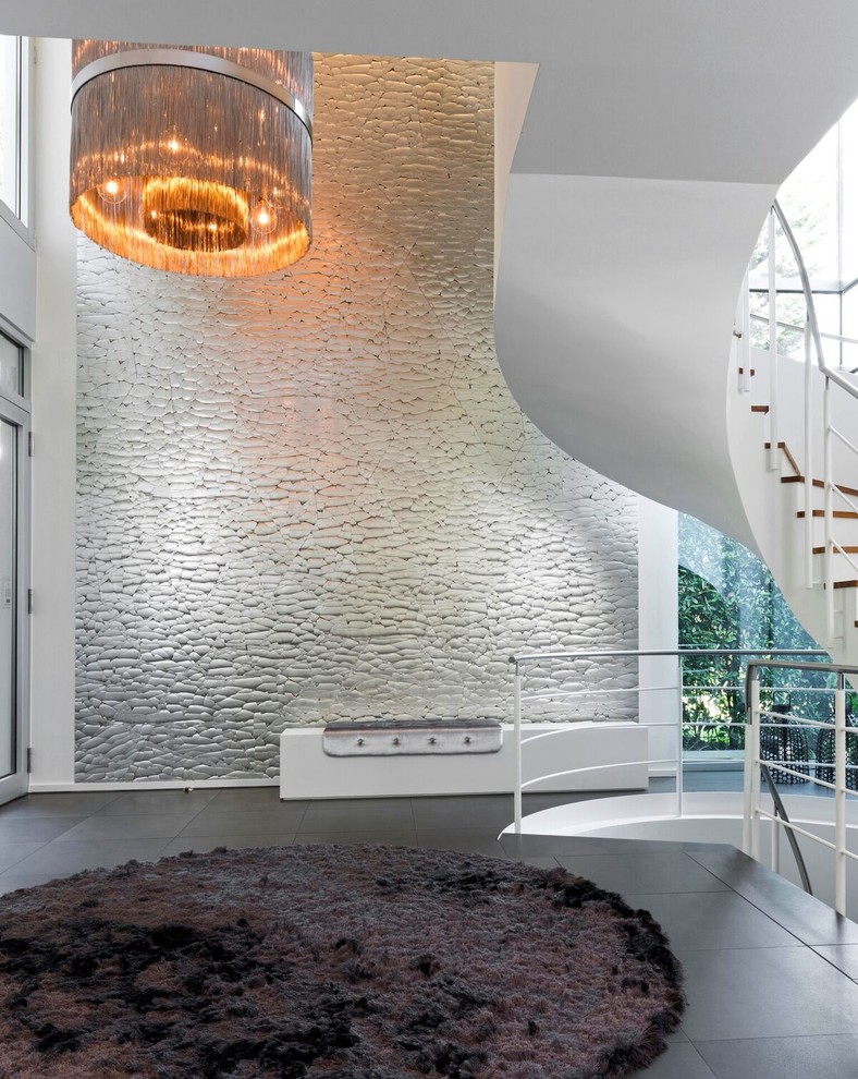 Стильный дизайн: большое фойе в современном стиле с белыми стенами, полом из керамической плитки и серым полом - последний тренд