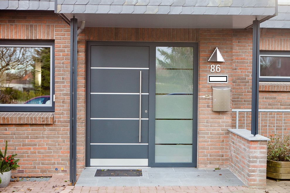 Idées déco pour une petite porte d'entrée contemporaine avec une porte simple et une porte noire.