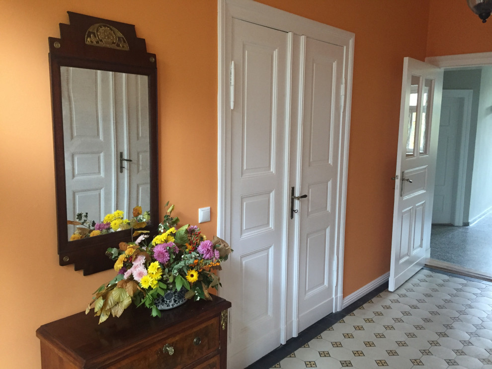 Источник вдохновения для домашнего уюта: входная дверь среднего размера в стиле кантри с бежевыми стенами, полом из керамогранита, двустворчатой входной дверью, синей входной дверью и белым полом