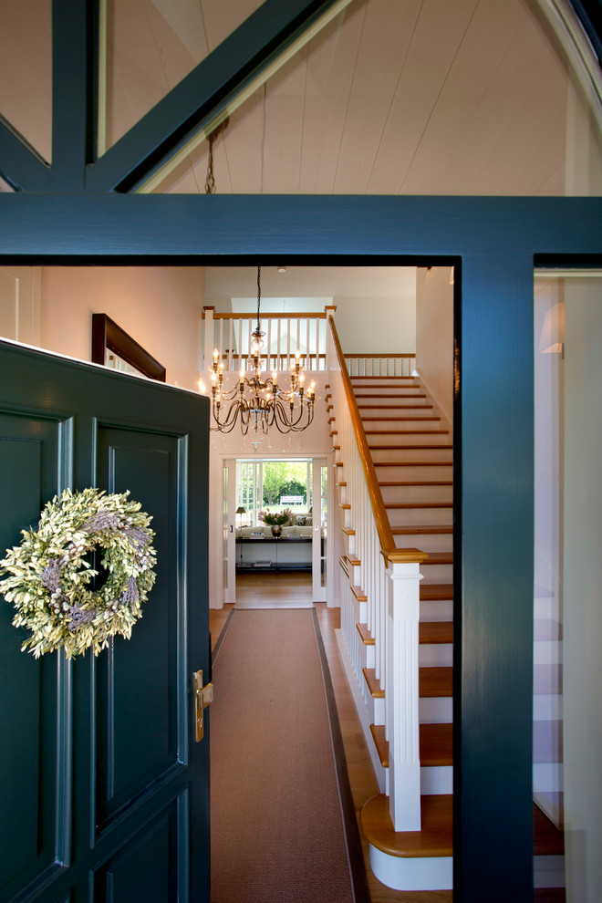Immagine di un ingresso o corridoio classico con moquette e una porta verde