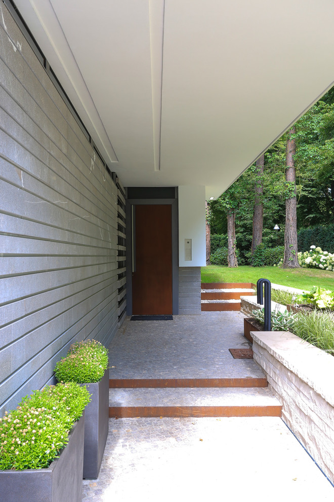 Foto på en mellanstor funkis ingång och ytterdörr, med en enkeldörr, grå väggar och en brun dörr