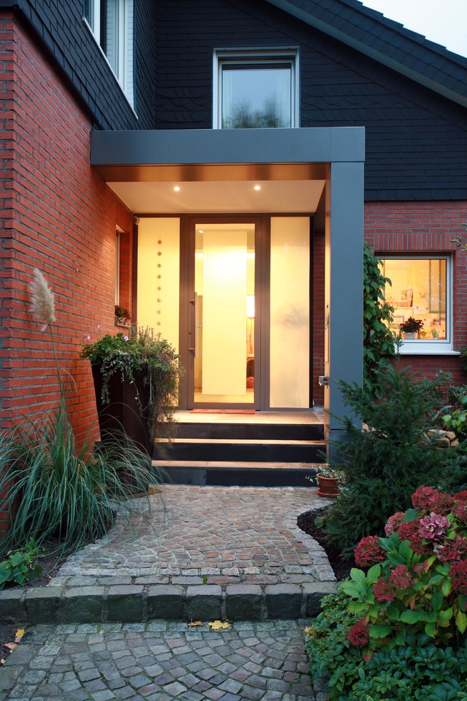 Mittelgroße Moderne Haustür mit roter Wandfarbe, Einzeltür und Haustür aus Glas in Sonstige