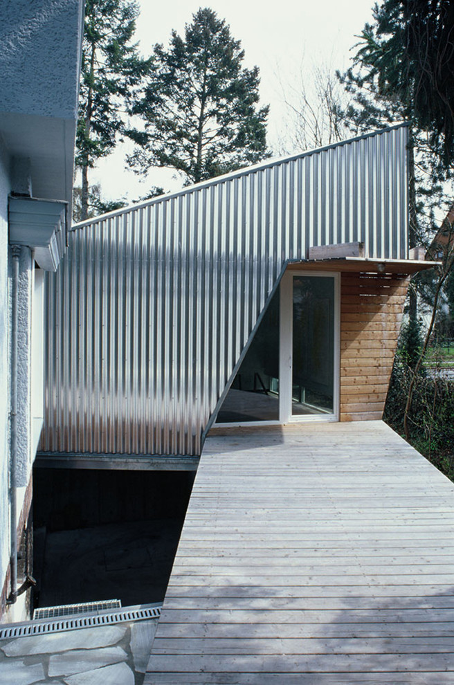 Kleine Moderne Haustür mit Einzeltür, Haustür aus Glas und hellem Holzboden in Berlin