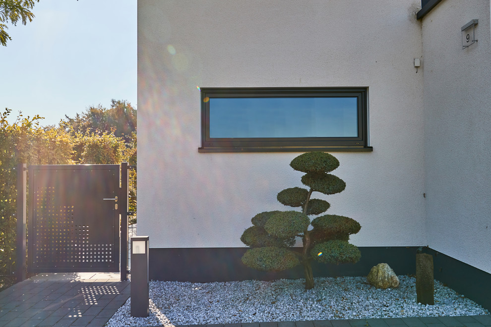 Mittelgroße Moderne Haustür mit weißer Wandfarbe, Granitboden, Einzeltür, grauer Haustür und schwarzem Boden in Dortmund