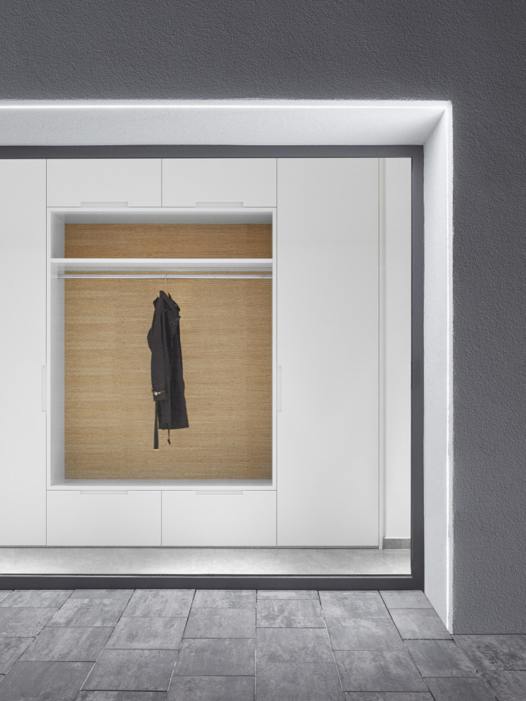 Diseño de puerta principal minimalista grande con paredes blancas, suelo de terrazo, puerta simple y puerta gris