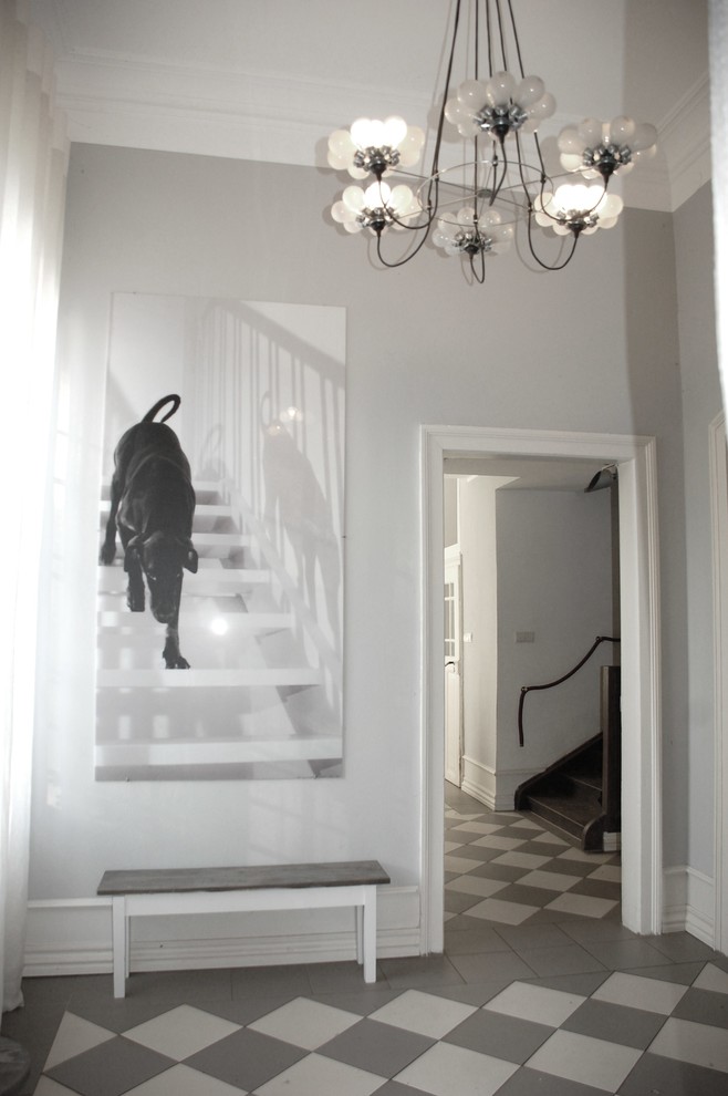 Mittelgroßes Shabby-Chic Foyer mit grauer Wandfarbe, Porzellan-Bodenfliesen, Einzeltür und weißer Haustür in Frankfurt am Main