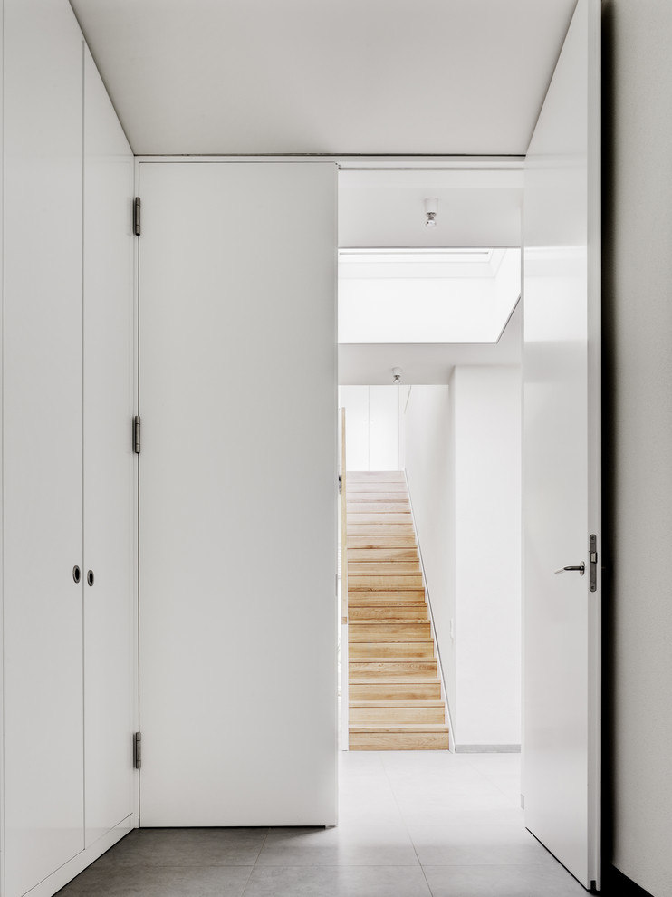 Großes Modernes Foyer mit weißer Wandfarbe, Doppeltür und weißer Haustür in Berlin