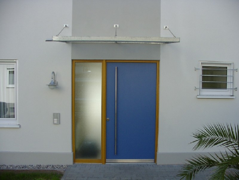 Réalisation d'une porte d'entrée design avec un mur gris, une porte simple et une porte bleue.