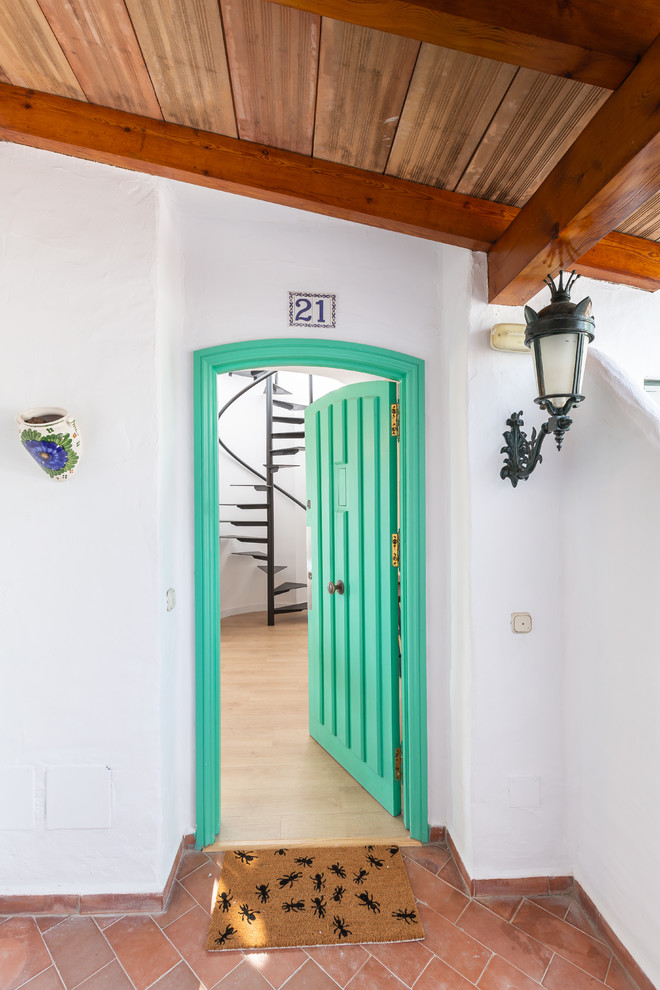 Свежая идея для дизайна: прихожая среднего размера в средиземноморском стиле с зеленой входной дверью - отличное фото интерьера