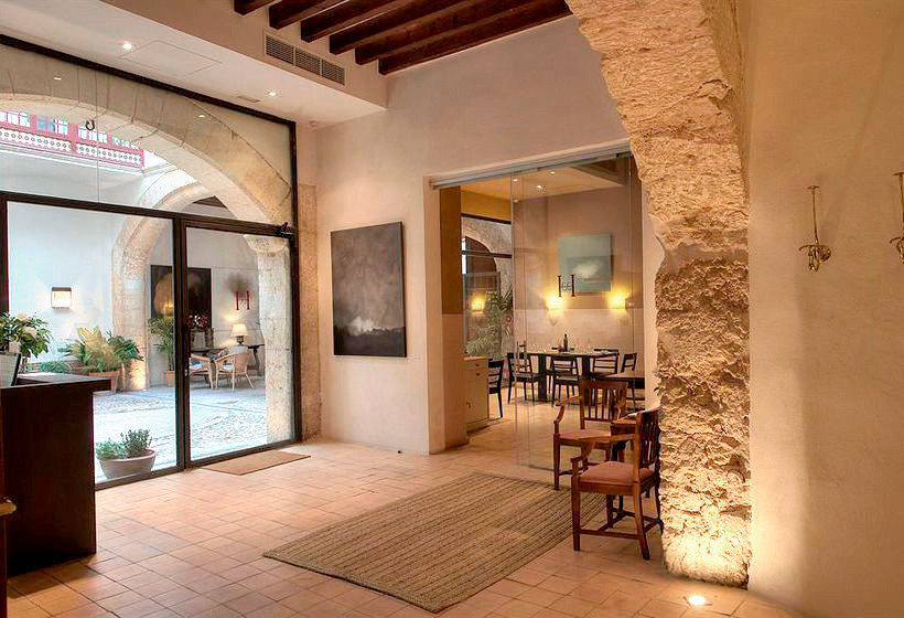 Mittelgroßer Klassischer Eingang mit Vestibül, beiger Wandfarbe, Keramikboden, Drehtür, schwarzer Haustür und orangem Boden in Palma de Mallorca